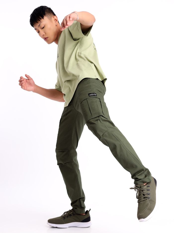 https://www.beyoung.in/api/cache/catalog/products/cargo_joggers/sage_green_cargo_pants_for_men_full_view_11_07_2023_700x933.jpg
